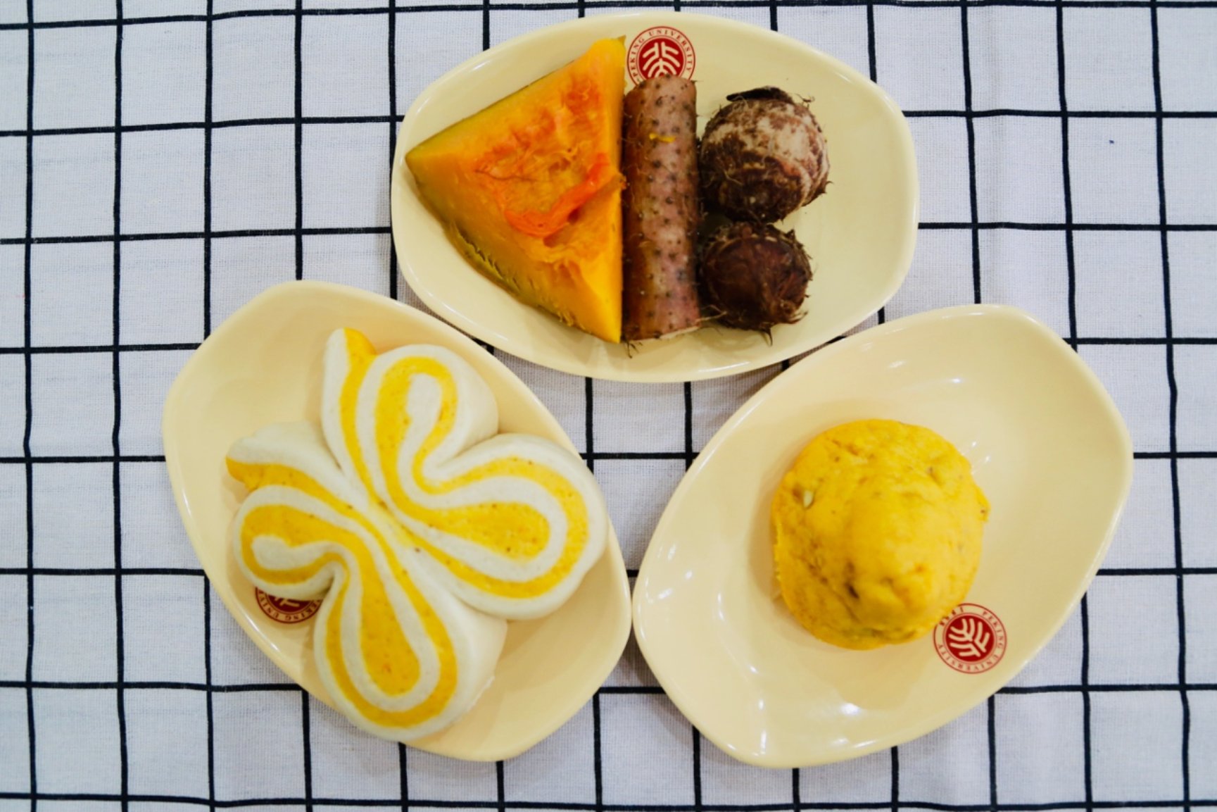 图片包含 美食, 盘子, 餐桌, 室内

描述已自动生成