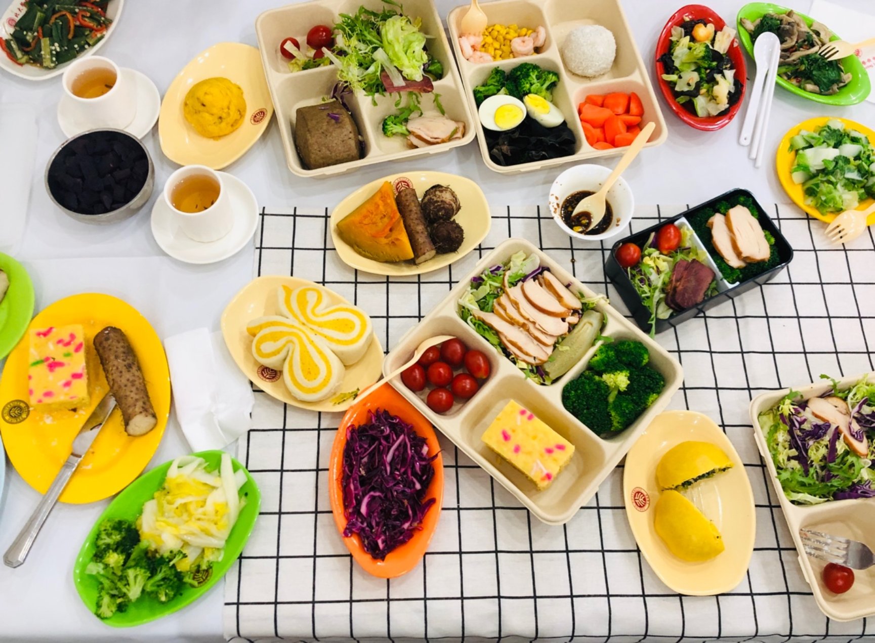 图片包含 盘子, 美食, 餐桌, 室内

描述已自动生成